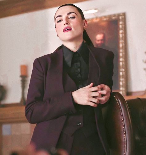 Melissa Supergirl, Buff Women, Woman In Suit, Tuxedo Women, Purple Suits, Katie Mcgrath, Woman Suit Fashion, Prom Outfits, Suit Fashion