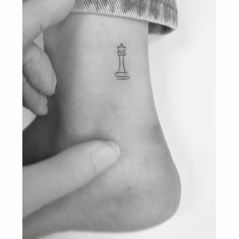 Chess Queen Tattoo, Tattoo Chess, Queen Chess Piece Tattoo, Chess Piece Queen, Chess Piece Tattoo, Queen Tattoos, Queen Tattoo Designs, Chess Tattoo, Minimal Tattoo Ideas