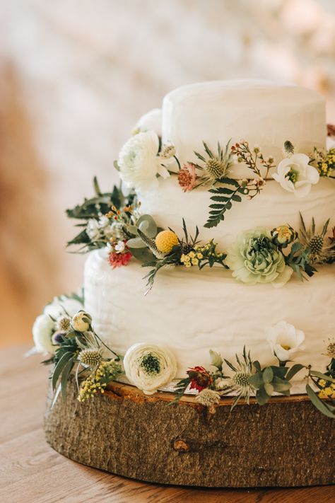 Wedding Cake With Natural Flowers, Wedding Cake With Foliage, Nature Inspired Cake, Fresh Flowers Wedding Cake, Wedding Cake With Flowers Around Base, Wildflowers Wedding Cake, Backyard Wedding Cake, Wedding Cake Outdoor, Wedding Cake Real Flowers