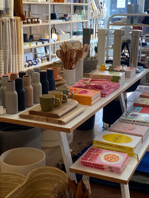 Aesthetic store, cozy store, store inspiration, inner architecture, concept store, pastel colours, aesthetic books, bookstore, cozy bookstore, pink and orange aesthetic Cute Store Aesthetic, Cozy Retail Store, Aesthetic Bookstore, Pink Bookstore, Cozy Bookstore Aesthetic, Bookstore Aesthetic, Orange Store, Minimalist Book, Ceramic Store