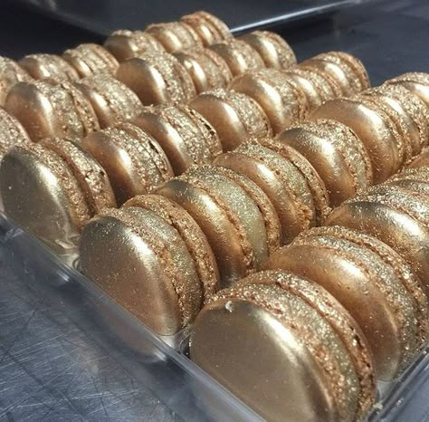 Zumbo gold custom macarons Soft Gold Aesthetic Food, Champagne Birthday Aesthetic, Gold Aesthetic Party, Golden Party Aesthetic, Gold Party Aesthetic, Golden Macarons, Gold Rush Aesthetic, 1920s Party Food, Macaron Aesthetic