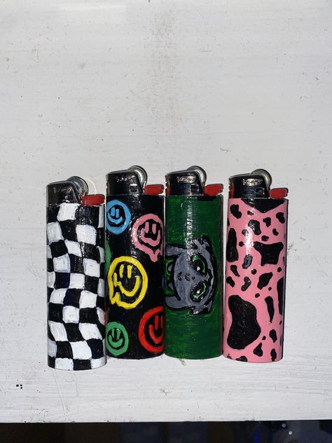 Drawing On Lighter Ideas, Painted Grinder Ideas, Painted Lighter Ideas, Drawing On Lighter, Diy Lighter Painting, Painted Lighters Aesthetic, Lighter Painting Idea Aesthetic, Painting On Lighter, Diy Lighters Design