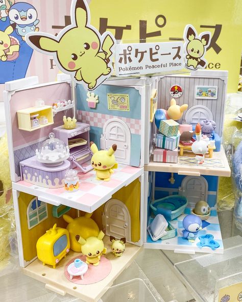 Pokemon Figures Display, Pokémon Display, Pokemon House, Doll House For Boys, Kawaii Pokemon, Pokemon Room, Pokemon Dolls, Pokemon Diy, Pokemon Starters