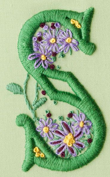 Simple embroidery stitches for small flowers - ideas and videos showing how to stitch them Simple Flower Embroidery Designs, Couching Embroidery, Chain Stitch Embroidery, Simple Embroidery, Embroidery Patterns Free, Free Machine Embroidery Designs, Sewing Embroidery Designs, Flower Embroidery Designs, Hand Embroidery Art