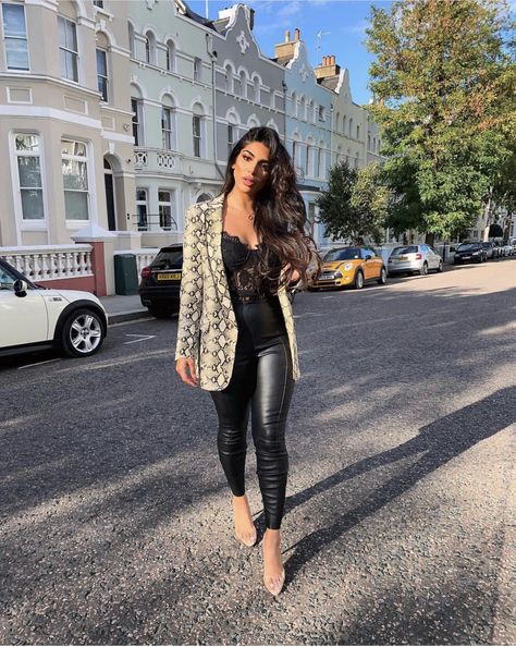 Long Blazer Outfit, Blazer Outfits Casual, Tailored Coat, Outwear Women, All Black Outfit, Business Suit, Going Out Outfits, Blazer Outfits, Curvy Outfits