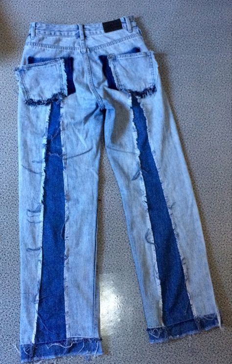 ripped jeans diy Jean Upcycle, Diy Ripped Jeans, Wild Outfits, Trendy Fashion Tops, Jeans Diy, Old Jeans, Ripped Jean, Fashion Tops, Ripped Jeans