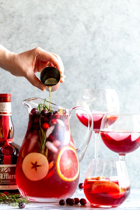 Cranberry Orange Sangria, Orange Sangria Recipes, Christmas Sangria Recipes, Thanksgiving Sangria, Orange Sangria, Cranberry Sangria, Orange And Cranberry, Cocktail Recipes For A Crowd, White Sangria Recipe