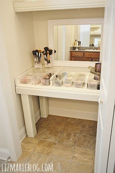 Love the glass top. Easy to see all of your products while keeping things clean and organized. Glass Top Vanity, Rangement Makeup, Makeup Vanities, Closet Vanity, Makeup Station, Walking Closet, Make Up Desk Vanity, Diy Vanity, Vanity Room