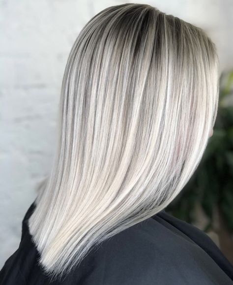 Platinum Blonde Highlights On Dark Hair Short, Icy Blonde With Root Smudge, Shadow Roots Blonde Hair, Short Icy Blonde Hair, Blonde Highlights On Dark Hair Short, Blond Cenușiu, Medium Length Blonde Hair, Blonde Hair With Roots, Ice Blonde Hair