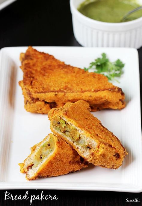 Bread pakora recipe - One of the popular street food also known as bread pakoda or bajji. Potato stuffed bread sandwiches dipped in pakora batter and fried. Indian Tapas, Indian Dahl, Bread Pakoda, Bread Snacks Recipe, Maharashtrian Food, Curry Vegetarian, Bread Pakora, Potato Stuffed, Indian Vegan