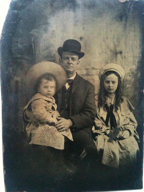 Father and children Fotos Halloween, Haunted Photos, Creepy Photography, Creepy People, Vintage Halloween Photos, Photo Halloween, Time Turner, Creepy Vintage, Creepy Photos