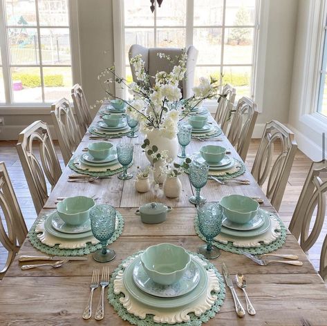 Mantel Decorating Ideas Farmhouse Style, Spring Place Settings, Teal Dinnerware, Green Tablescape, Easter Place Settings, Green Dinnerware, Easter Napkins, Table Place Settings, Tablescape Ideas