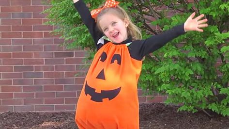 Turn 2 Pillowcases Into An Easy Pumpkin Costume - DIY Ways Easy Pumpkin Costume, Free Costume Sewing Patterns, Diy Pumpkin Costume, Toddler Pumpkin Costume, Kids Pumpkin Costume, Costumes Homemade, Diy Pillowcase, Toddler Boy Costumes, Sewing Pattern Free