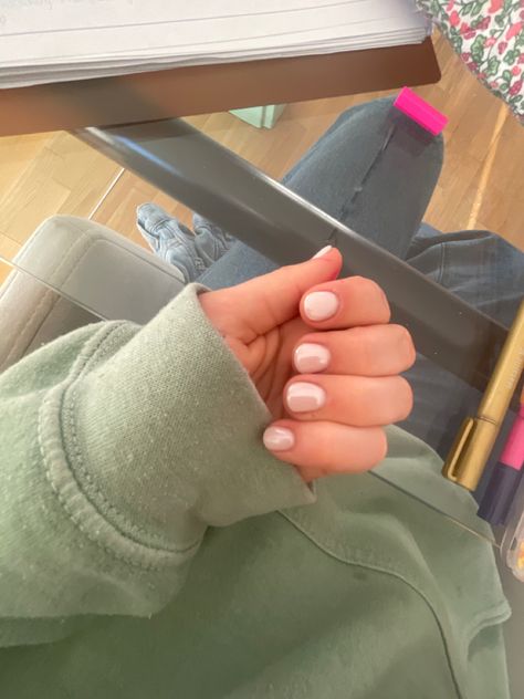 Hailee Bieber, Nails Short Natural, Aesthetic Nails Short, Short Cute Nails, Hailey Bieber Nails, Bieber Nails, Nails Tutorial, Aesthetic Nails, Nails Short