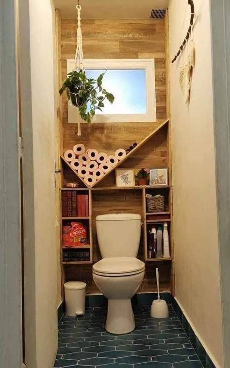 Pallet Toilet Shelf, Master Bath Remodel Farmhouse, Green Bathroom Modern, Bathroom Ideas Master Bath, Half Bathroom Ideas, Small Half Bathroom, Small Master Bath, Shower Modern, Toilet Room Decor