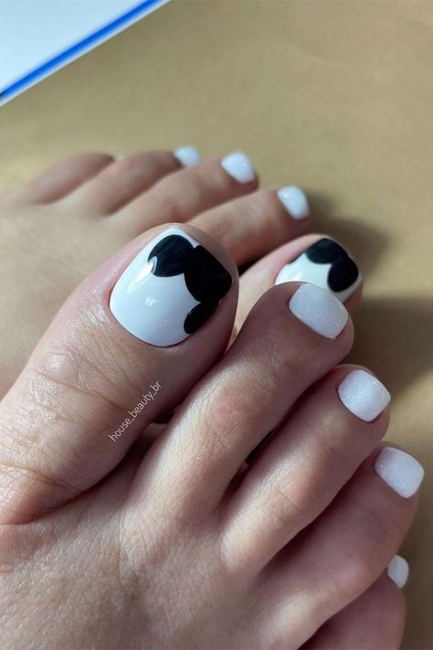 Mickey Mouse Pedicure Ideas, Pedicure Ideas Disney, Disneyland Toenails, Disney Cruise Pedicure, Mickey Mouse Pedicure, Disney Pedicure Toenails, Disney Toenails Pedicures, Mickey Pedicure, Disney Toes Designs