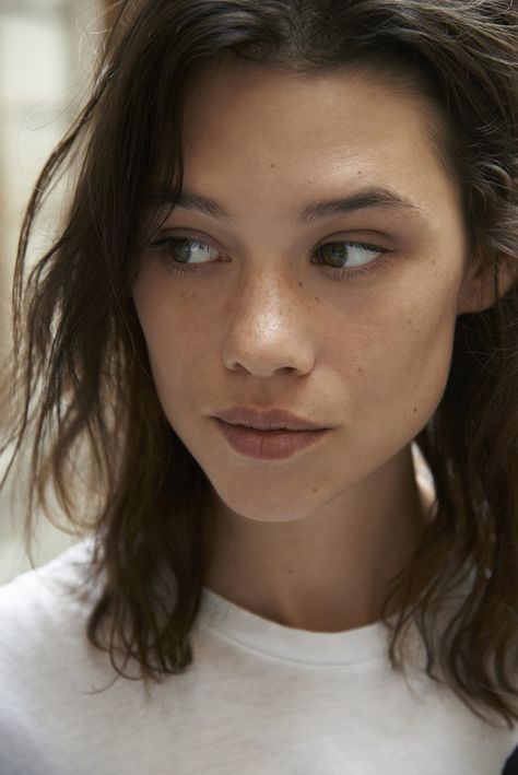 Astrid Berges-Frisbey Lydia Graham, Astrid Berges Frisbey, Lisa Kelly, Cheveux Oranges, Youngest Sister, Kelly Lebrock, Portrait Female, Natural Lipstick, Female Character Inspiration