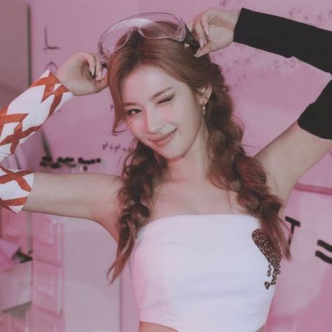 Sana Pink, Best Friend Photography, Baby Pink Aesthetic, Sana Minatozaki, Sana Momo, Twice Sana, Set Me Free, Kpop Aesthetic, Friends Photography