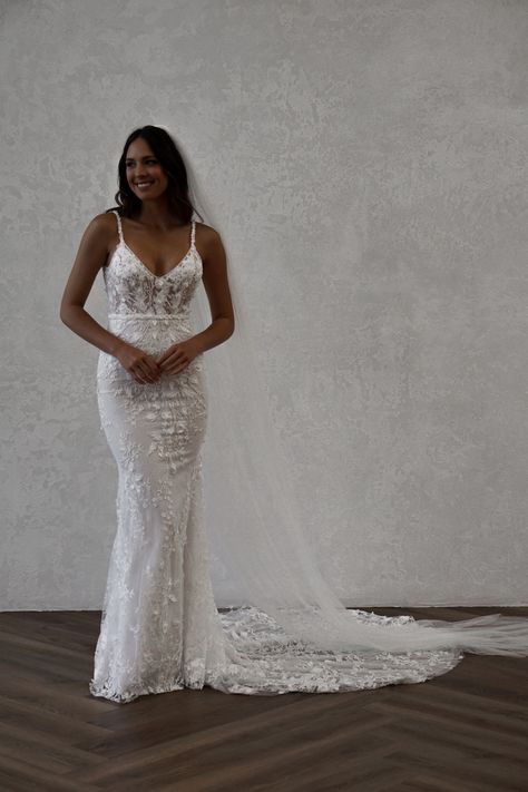 Best Wedding Dress Designers, Fitted Lace Wedding Dress, Made With Love Bridal, Wedding Dress Low Back, Minimal Wedding Dress, Stylish Wedding Dresses, Floral Wedding Dress, Wedding Dress Shoes, Lace Bridal Gown