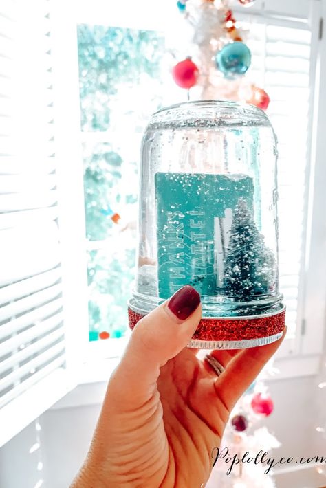 Mason Jar Snow Globe Tutorial with Gift Card! • Poplolly Co. Gift Card Presentation Christmas, Christmas Gift Card Presentation, Mason Jar Snow Globe, Gift Card Presentation, Globe Gift, Jars Snow, Card Gifts, Diy Mason Jar, Diy Snow Globe