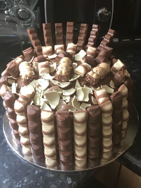 Kinda Bueno Cake, Bueno Cake, Chocolate Bar Cakes, Holiday Desserts Christmas, Homemade Chocolate Bars, Disneyland Food, Creative Birthday Cakes, Easy Baking Recipes Desserts, Sweet Snacks Recipes