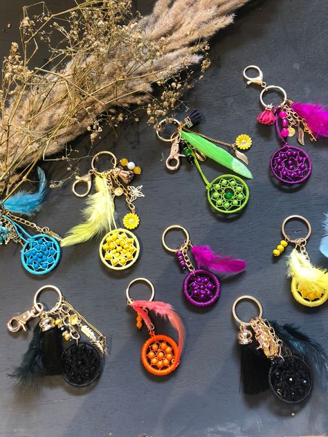 Crochet Dream Catcher Keychain, Dreamcatcher Keychain Diy, Yarn Keychain Diy, Dream Catcher Ideas, Dreamcatcher Keychain, Crochet Dreamcatcher Pattern, Diy Crafts Easy At Home, Dream Catcher Keychain, Dream Catcher Patterns