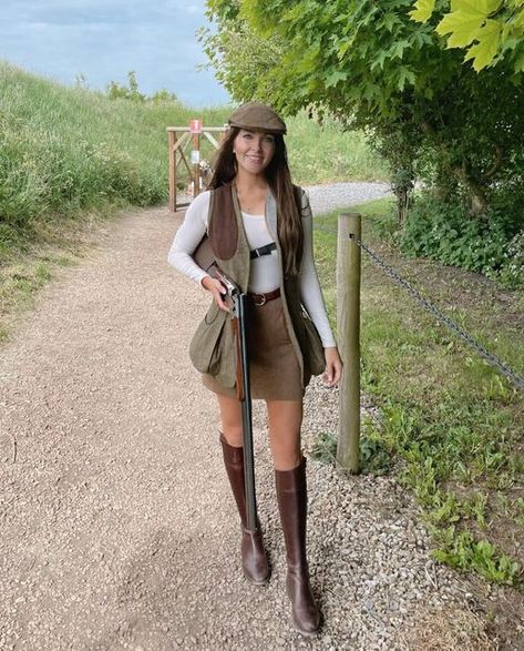 Cara on Instagram: "I could spend every morning shotgun shopping 💥 • • • @alanpaine1907 @fairfaxandfavor @barburyshooting • • • #fairfaxandfavor #shotgun #clayshooting #claypigeonshooting #browning #beretta #caesarguerini #girlswhoshoot #countryfashion #countrystyle #countrygirl #countrysports #fieldsports #12bore #barburyshootingschool" Farm Girl Outfits, Country Outfits Women, Preppy Fall Fashion, Countryside Fashion, British Country Style, Country Attire, Equestrian Girls, Outdoor Girls, Country Style Outfits