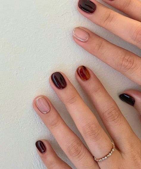 75+ Fall Nails and Nail Art Trends to Welcome Your Cozy Season - Jennysgou Autumn Nails Minimal, Short Nails 2024 Fall, Autumn Short Nails 2024, Simple Short Nail Designs Fall, Short Nails Autumn 2024, Minimalist Nails Squoval, Fall 2024 Nails Trends, Short Autumn Nails 2024, Nails Autumn 2024