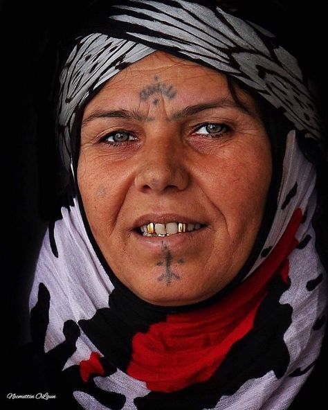 Girls With Grills, Kurdish Women, Berber Tattoo, Grandma Tattoos, Toe Tattoos, Boho Makeup, Face Tattoos For Women, Facial Tattoos, Gold Teeth