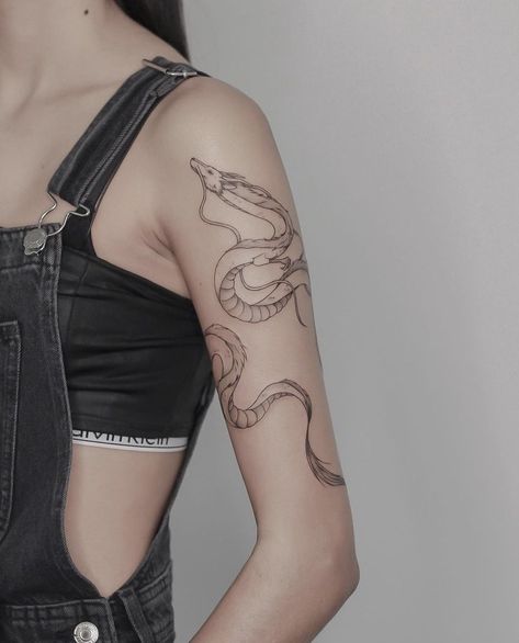 Dragon Tattoo Upper Arm, Dragon Tattoo Wrapped Around Arm, Arm Cuff Tattoo, Dragon Tattoo Shoulder, Tatuaje Studio Ghibli, Arm Wrap Tattoo, Tricep Tattoos, Dragon Tattoo Arm, Dragon Tattoo Ideas