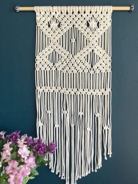 This patterns shows you how to create a intricate looking design with just one knot - the square knot. Diy Macrame Wall Hanging, Simpul Makrame, Koti Diy, Macrame Wall Hanging Tutorial, Tutorial Macramé, Macrame Wall Hanging Diy, Macrame Wall Hanging Patterns, Wine Bottle Diy Crafts, Wall Hanging Diy