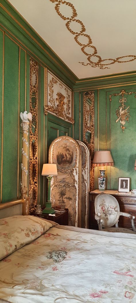 Green And Gold Room Ideas Bedroom, Modern Baroque Bedroom, Green And Gold Room Aesthetic, Royal Green Bedroom, Green And Gold Room, Green Victorian Bedroom, Vintage Green Bedroom, Green Gold Bedroom, Regal Room