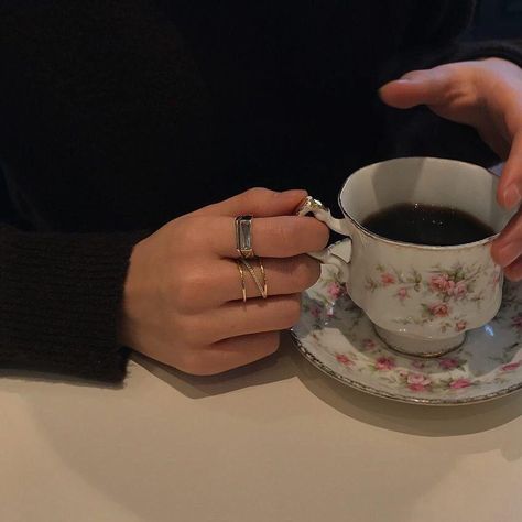 Tea Mug Aesthetic, Cup Aesthetic, Mug Aesthetic, Opening A Coffee Shop, Midnight Red, Pretty Mugs, Coffee Pictures, Hands Holding, Morning Light