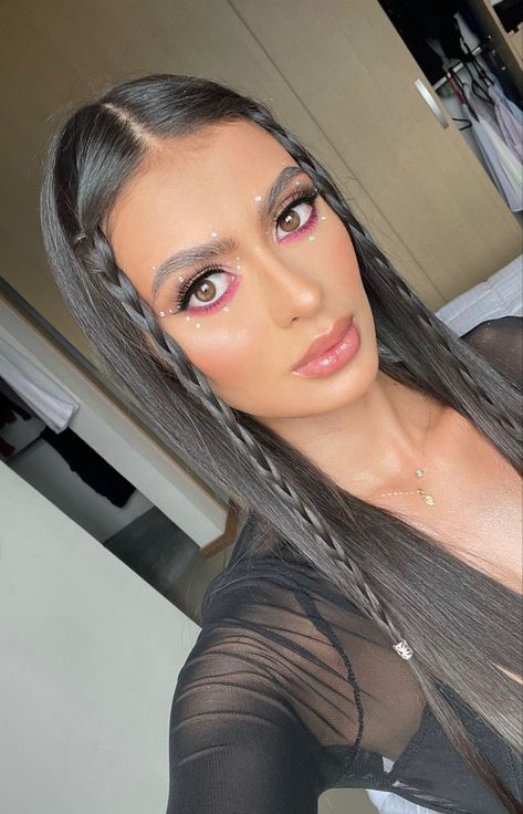 Coachella vibes maquillaje para festivales Makeup For Festivals Summer, Makeup Ideas Festival, Karol G Concert Makeup, Bichota Makeup, Maquillaje Festival Coachella, Bresh Festival Outfit, Makeup Festival Coachella, Karol G Concert Makeup Ideas, Coachella Makeup Glitter