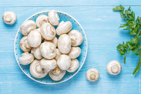 Fresh organic white mushrooms champignon | Free Photo #Freepik #freephoto Mushroom Supplements, White Button Mushrooms, Button Mushroom, Healthy Supplements, Hydrating Drinks, Mushroom Powder, White Mushrooms, Low Sugar Recipes, Pinot Gris