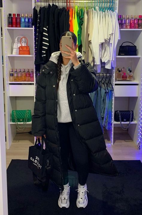 Outfit Manteau, Long Puffer Jacket Outfit, New York Winter Outfit, Buy My Clothes, Puffer Jacket Outfit, Zara Drip, Cute Vacation Outfits, Flirty Outfits, New Balance Outfit