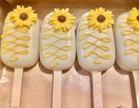 Vanilla cake filled cakesicles sunflower themed coated in white ghirardelli melting wafers #cakesicles #cakepops #sunflower #sunflowercake #cakeart Cakesicles Ideas, Popsicles Cake, Chocolate Covered Desserts, Sunflower Party, Sunflower Baby Showers, Sunflower Themed Wedding, Chocolate Covered Fruit, Baby Shower Cake Pops, Baby Shower Treats