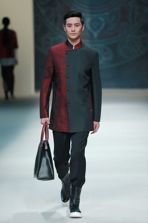 Models present creations from designer Zeng Fengfei at China's Fashion Week in Beijing. Traditional to modern Chinese inspired fashion. Ancient Chinese costumes Modern Chinese Fashion Men, Chinese Male Fashion, Chinese Suit Men, Cheongsam Men, Chinese Men Fashion, Chinese Fashion Men, Modern Chinese Fashion, Chinese Suit, Moda China