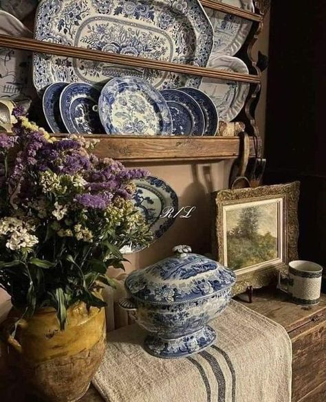 Missing Vintage LIFE | Facebook Cozy English Cottage, Spode Blue Italian, Kitchen Vignettes, English Country Cottage, Romantic Country, Vintage Life, Country Estate, Country Christmas, Rustic Elegance