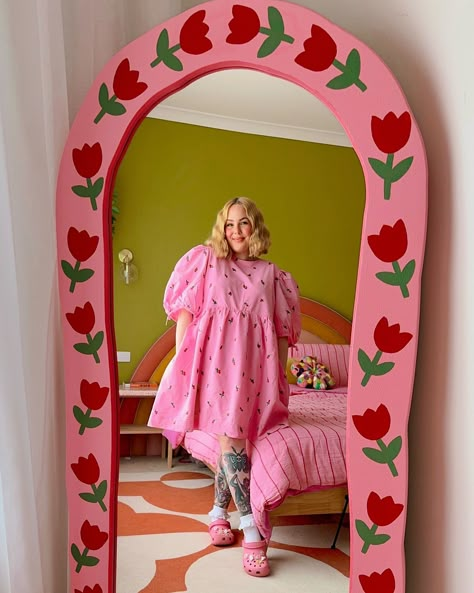 I don’t think I’ve posted a photo of my beloved mirror since I painted it! But today I’m wearing a cute dress that matches it so it felt fitting 🌷 Wavy Door Frame, Fun Mirror Frames, Diy Funky Mirror Frame, Painting Around Mirror, Funky Picture Frame, Weird Furniture Diy, Diy Flower Mirror Frame, Aesthetic Mirror Ideas, Painted Mirror Ideas