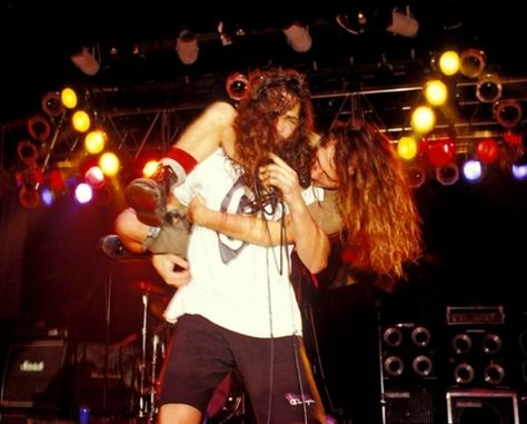 Chris Cornell carrying Eddie Vedder in Docs. Peral Jam, Penyiar Radio, Say Hello To Heaven, Pearl Jam Eddie Vedder, Temple Of The Dog, Hunger Strike, Grunge Guys, Grunge Band, Grunge Music