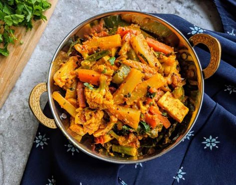 Veg Jalfrezi, Satvic Food, Vegetarian Curry Recipes, Aloo Methi Recipe, Indian Gravy Recipe, Vegetable Jalfrezi, Indian Curry Recipes, Jalfrezi Recipe, Methi Recipes