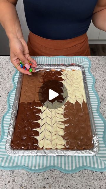 Kitchen Sink Bark, Pretzel Brittle Recipes, Candy Bark Ideas, Pretzel Bark Recipes Simple, Pretzel Chocolate Bark, Chocolate Pretzel Dessert, Cake Recipe For Beginners, Chocolate Pretzel Bark, Christmas Chocolate Bark