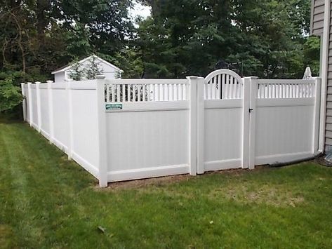 A fence gate is more than just a gate. Here are a few tips for choosing yours! Vinyl Fence Ideas Front Yard, Vinyl Fence Gate Ideas, White Vinyl Fence Ideas Backyards, White Fence Backyard, Vinyl Fence Landscaping, Vinyl Fence Ideas, Front Fences, Vinyl Fence Gate, Yard Fencing