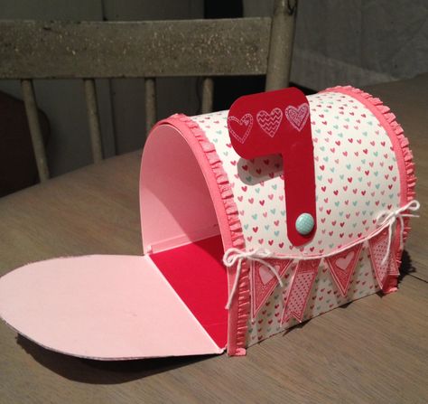 Mail Valentines Ideas, Valentine’s Day Mail Box Ideas, Diy Valentine Mailbox Ideas Kids, Valentine’s Day Mailbox Diy, Mailbox Valentine Box Ideas, Diy Valentines Mailbox, Valentines Mailbox Ideas, Mail Box Gift, Mailbox Craft