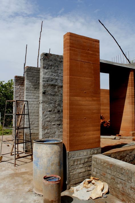 Rammed Earth workshop on Behance Rammed Earth Sculpture, Earth Houses, Earth Architecture, Wattle And Daub, Earth House, Rammed Earth Homes, Ramp Design, Farm Shed, Master Thesis