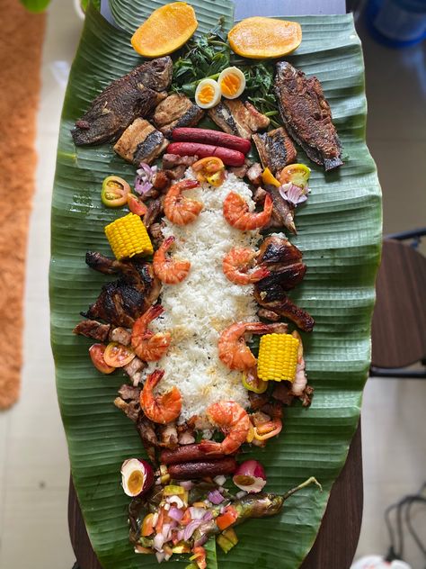 Kamayan Feast, Proposal Party, Seafood Party, Pinoy Foods, Grazing Table, Party Food Platters, Island Food, Pinoy Food, Party Platters