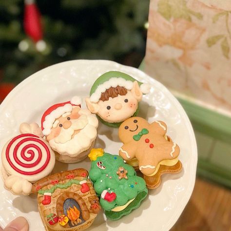 Cheengu Christmas, Xmas Themed Food, Fun Cake Pops, French Macaroon Recipes, Christmas Macarons, Baking Packaging, Kawaii Dessert, Macaroon Recipes, Pretty Dessert