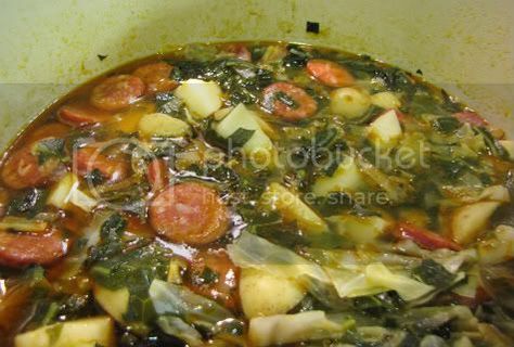 Portugese Kale Soup, Soup Kale, Portuguese Kale Soup, Chicken Kale Soup, Portuguese Soup, Portuguese Chicken, Portuguese Bread, Portuguese Dishes, Kale Soup Recipes