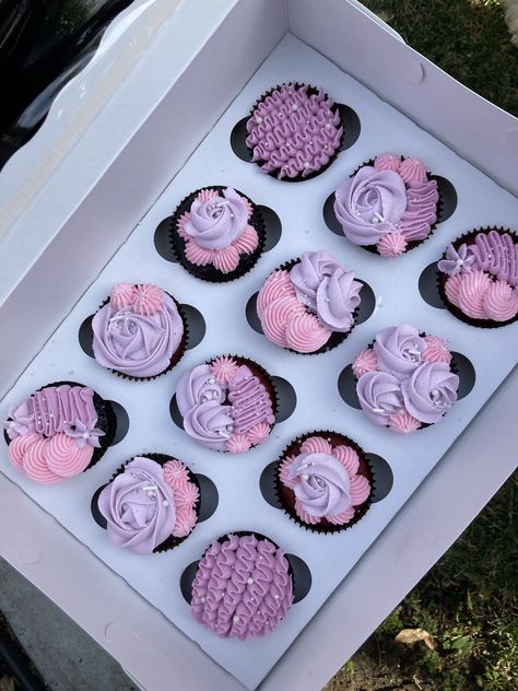 Purple Buttercream Cupcakes, Purple And Pink Cupcakes Birthday, Pastel Pink And Purple Cupcakes, Pastel Purple Cupcakes, Purple And Pink Cake Designs, Pink And Purple Desserts, Pink And Purple Cupcake Ideas, Pastel Cupcake Ideas, Floral Cupcakes Tutorial